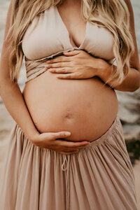 pregnant-belly-oahu-session