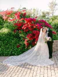 An unforgettable wedding moment surrounded by lush bougainvillea and golden light—captured with soft elegance by Los Angeles Top Destination Wedding Luxury Photographer Michael Asmussen. From Temecula Valley Wine Country to Tuscany, Italy this image embodies timeless beauty, couture bridal styling, and modern romance with a soulful lens.
在盛开的三角梅与金色阳光的映衬下,这是一幕令人难忘的婚礼瞬间——由洛杉矶顶级目的地婚礼摄影师 Michael Asmussen 柔和而优雅地捕捉。
从特曼库拉酒乡到意大利托斯卡纳,这幅影像融合了永恒美学、高定新娘造型与现代浪漫氛围,透过镜头娓娓道来一段充满灵魂的爱情故事。