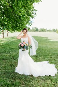 bridal-portrait-colorful-wedding-bouquet