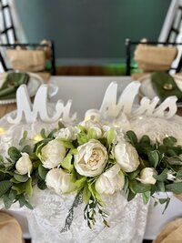 Elegant sweetheart head table for Mr & Mrs with beautiful white floral arrangement - Creating a stunning focal point for your wedding reception