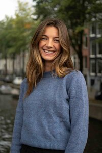 zakelijk portret van een vrouw op de grachten van een bedrijf