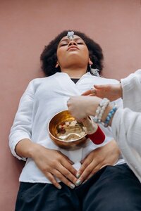 Explore sound healing and soundbaths in Puerto Escondido with EnForma—experience vibrational therapy using instruments like crystal bowls and gongs to promote deep relaxation, stress relief, and energetic alignment.