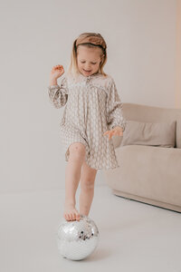Lachend gezin vastgelegd op een liefdevolle manier door Leukfotografie – gezinsfotografie met emotie en verbinding