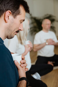 Menschen im RECONNECT Yoga Studio bei einer achtsamen Begegnung