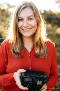 Spontane branding foto van vrouw met rode blouse en camera in hand