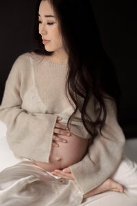 Boston Maternity Photographer. In studio maternity session. In studio editorial maternity session. Great Boston family photographer. Deborah Zoe Photography. Boston Family Portraits, Boston Maternity Portraits, Boston Editorial Photographer.