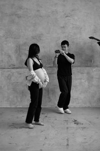 Verze s důrazem na styl (všeobecná):
Minimalist black and white photography of a couple in a studio - timeless love story by Lucie Muse
