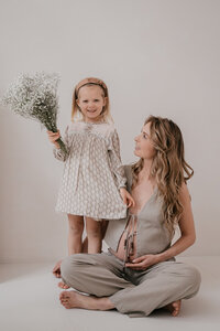 Lachend gezin vastgelegd op een liefdevolle manier door Leukfotografie – gezinsfotografie met emotie en verbinding