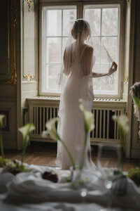 Elegant bridal portrait in soft natural light at Ermelerhaus, Berlin