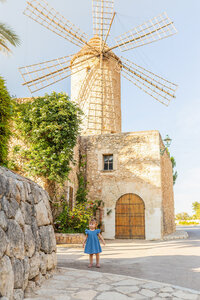 children-photoshoot-mallorca-woods-field-5