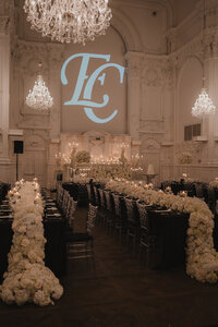 Salle de réception élégante dans la maison principale à Montréal, décorée de chandeliers et de fleurs blanches, ambiance raffinée et romantique capturée par un photographe de mariage à Montréal — idéale pour une célébration intemporelle et poétique.