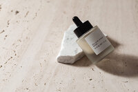 kaboompics_a-bottle-of-beauty-product-for-mockup-24932