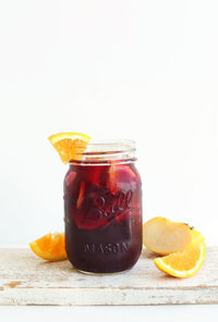 SIMPLE-Traditional-Red-Sangria-6-ingredients-SO-refreshing-and-delicious-vegan-recipe-wine-sangria-summer