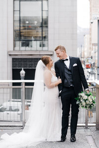couple-pittsburgh-backdrop-wedding