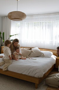Maman et papa jouent avec leur enfants dans leurs chambre de Sherbrooke.
