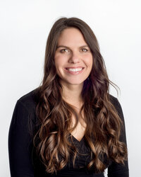 Headshot-of-woman-with-long-dark-hair