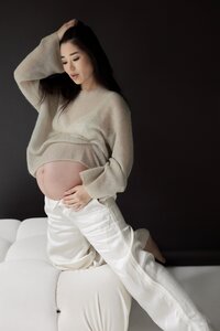 Boston Maternity Photographer. In studio maternity session. In studio editorial maternity session. Great Boston family photographer. Deborah Zoe Photography. Boston Family Portraits, Boston Maternity Portraits, Boston Editorial Photographer.