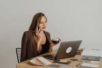 kaboompics_young-entrepreneur-dressed-in-brown-suit-desk-laptop-computer-27954