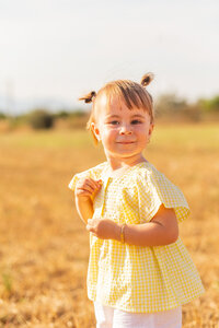 children-photoshoot-mallorca-woods-field-6