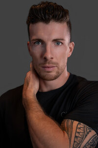 Portrait en studio d'un homme sur un fond photo gris