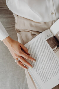 kaboompics_Elegantly dressed female architect with a book (3)