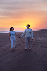 couples-photoshoot-mallorca-beach-at-sunset 26