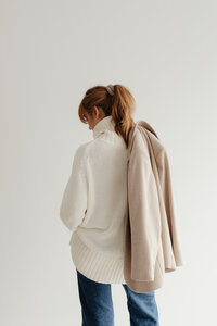 kaboompics_woman-in-white-sweater-beige-wool-jacket-jeans-29416
