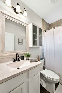 Hall bathroom in this three-bedroom, two-bathroom vacation rental house just 5 minutes from The Silos in downtown Waco, TX.