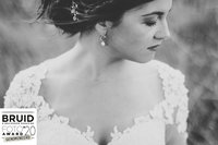 Portret van een bruid, zij aanzicht. De wind gaat door een lok van haar kapsel. Deze foto werd genomineerd voor de Bruidsfoto Award in de categorie bruid.