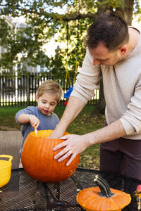 Pumpkin carving family photos.Kansas City lifestyle family photographer.CaitlynCloudPhotography112.1