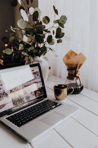 kaboompics_Apple MacBook & Coffee on the white desk