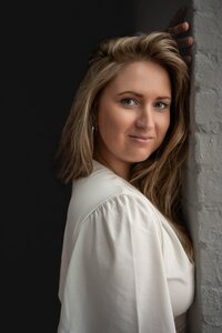 Portrait dans un studio d'une jeune femme en mode lifestyle