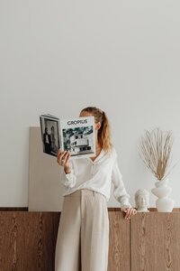 kaboompics_Elegantly dressed female architect with a book (2)