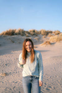 Zakelijk portret van vrouw op het strand van ijmuiden