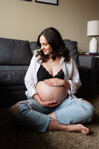 Lifestyle maternity photographer in Kansas City_CaitlynCloudPhotography21