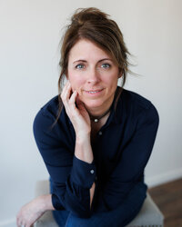 Natural‑light headshot of a Bend Oregon entrepreneur photographed outdoors