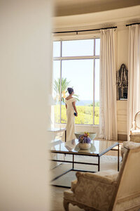 hochzeitsfotograf-cap-ferrat-braut-fensterblick-suite
