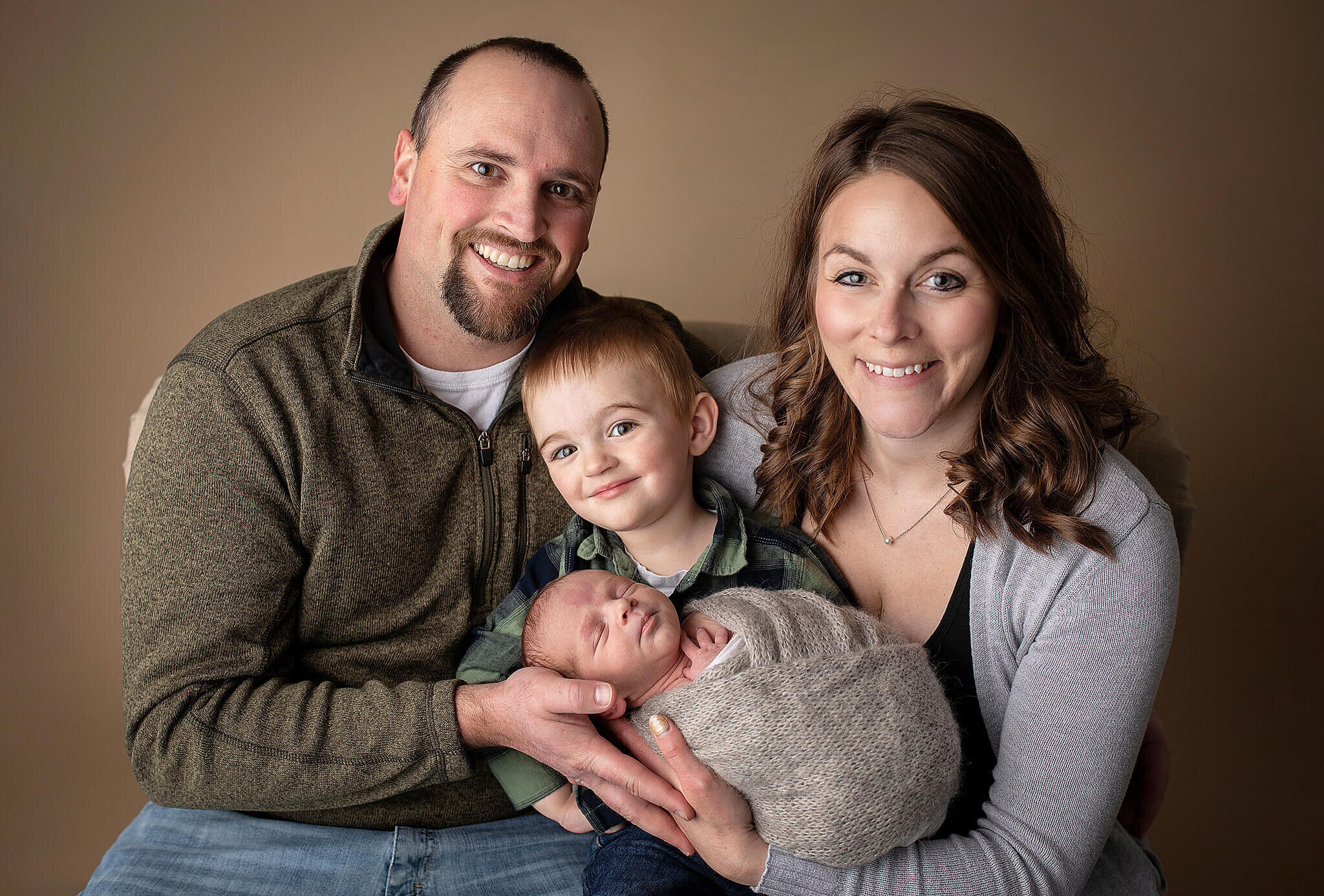 Newborn boy with big brother and mom and dad at bucyrus ohio photography studio