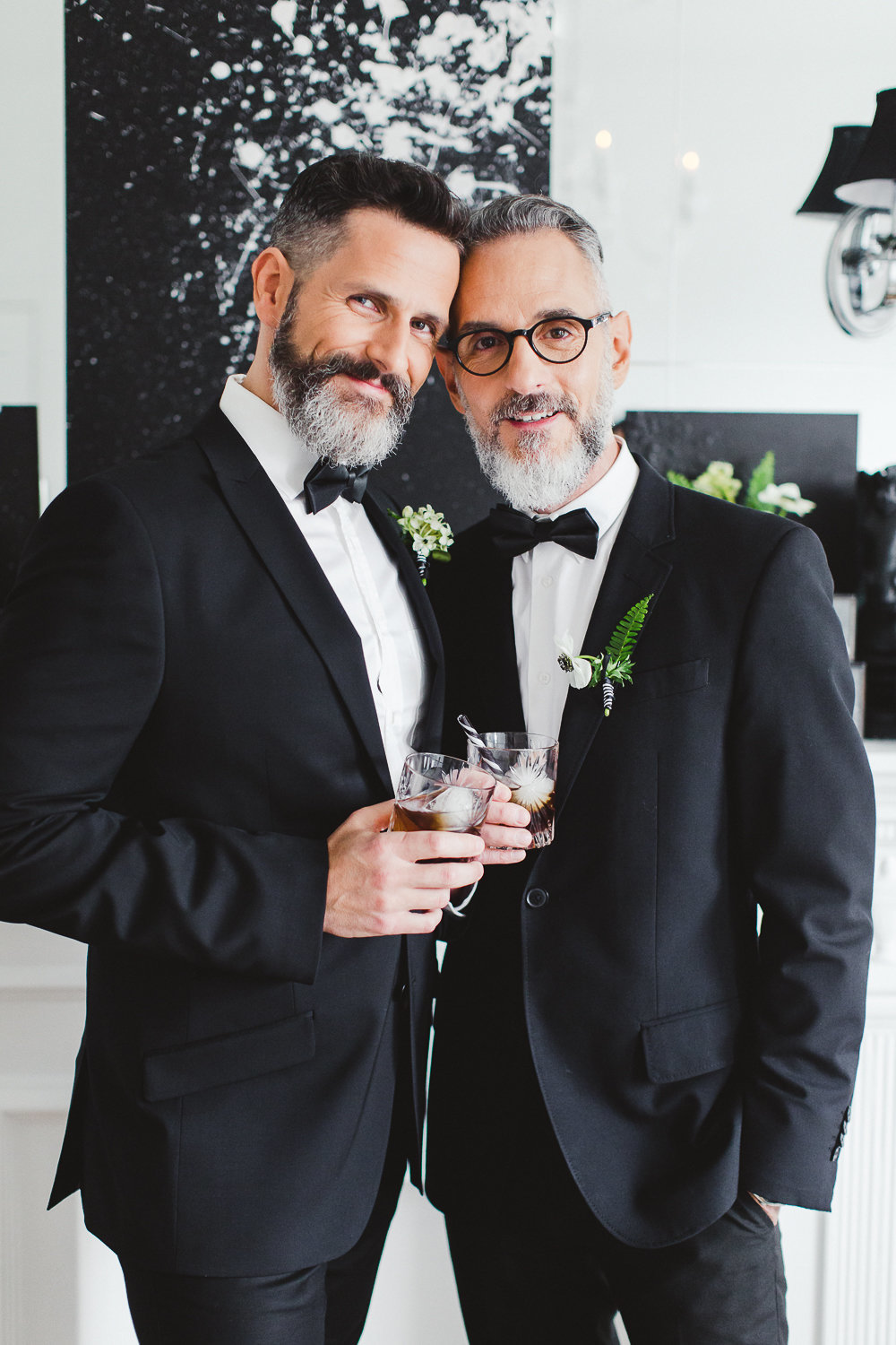 modern-black-and-white-same-sex-wedding-lisa-renault-photographie-photographe-mariage-montreal-28