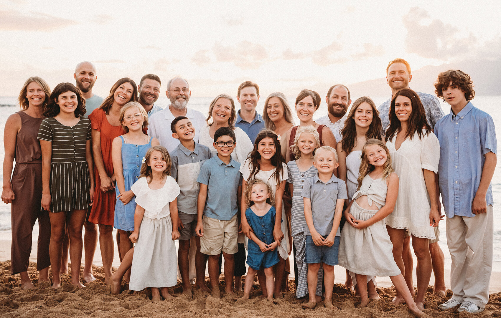 Large family photography on Maui