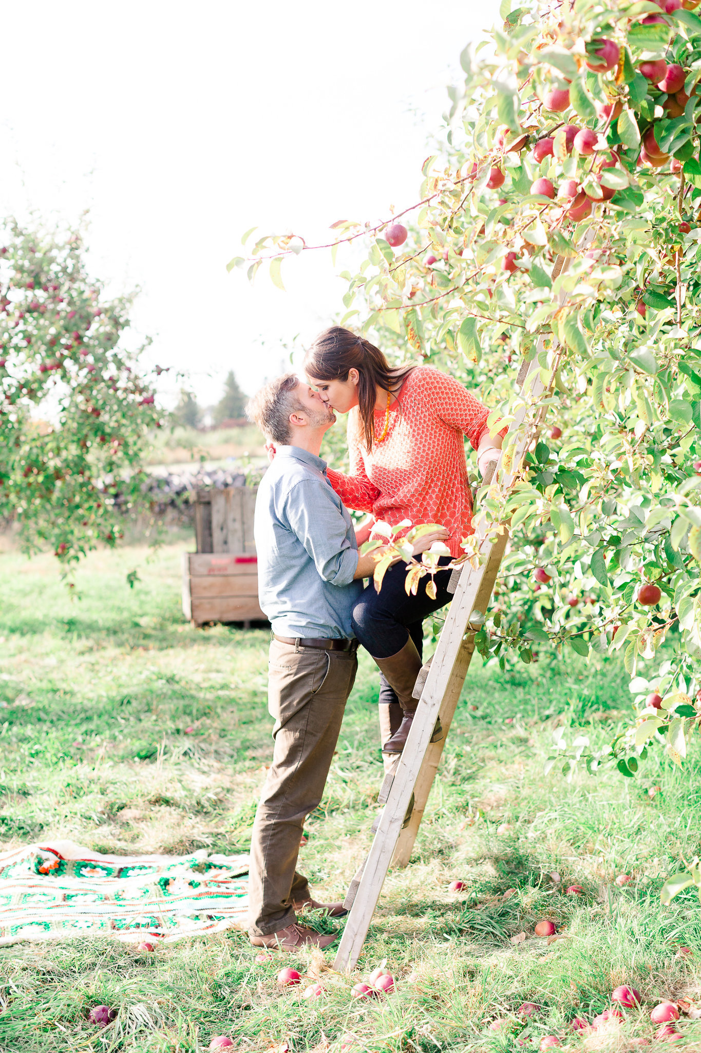 photographe-montreal-seance-fiancailles-verger-automne-lisa-renault-photographie-fall-orchard-engagement-session-11
