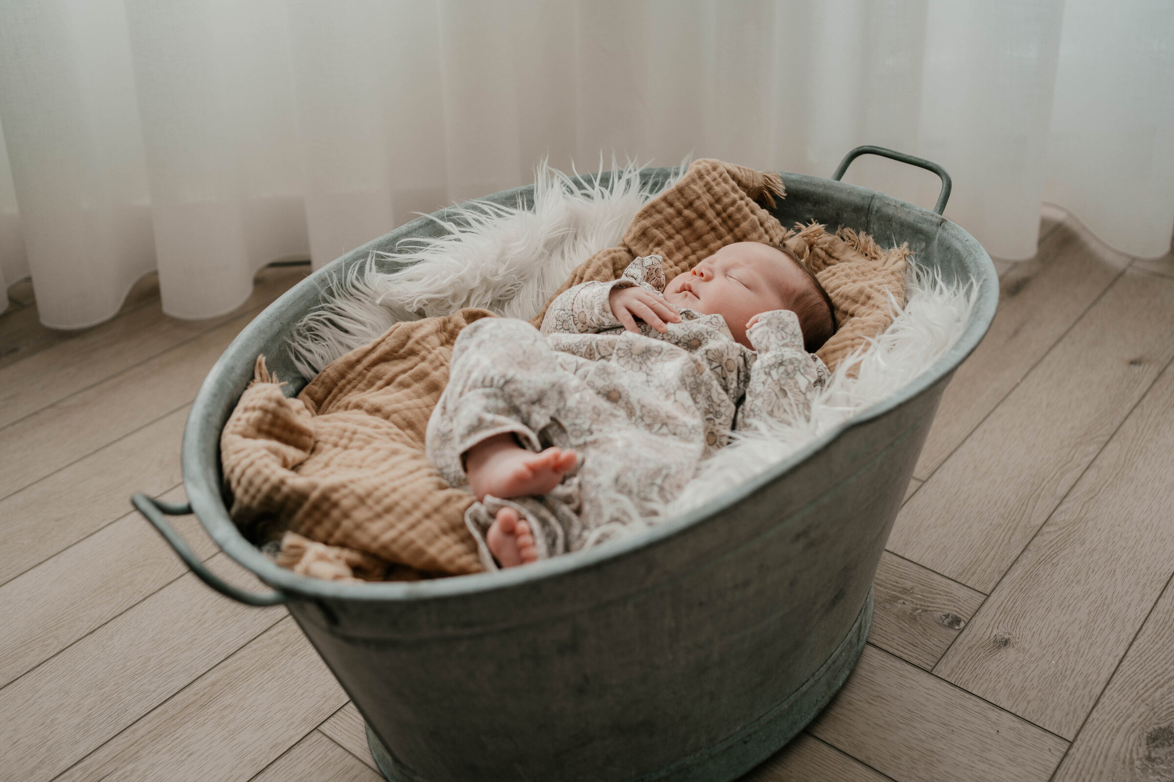 Newbornshoot door Leukfotografie in Amsterdam, Zaandam, Landsmeer, Oostzaan en Purmerend – zachte, liefdevolle babyfoto’s-47