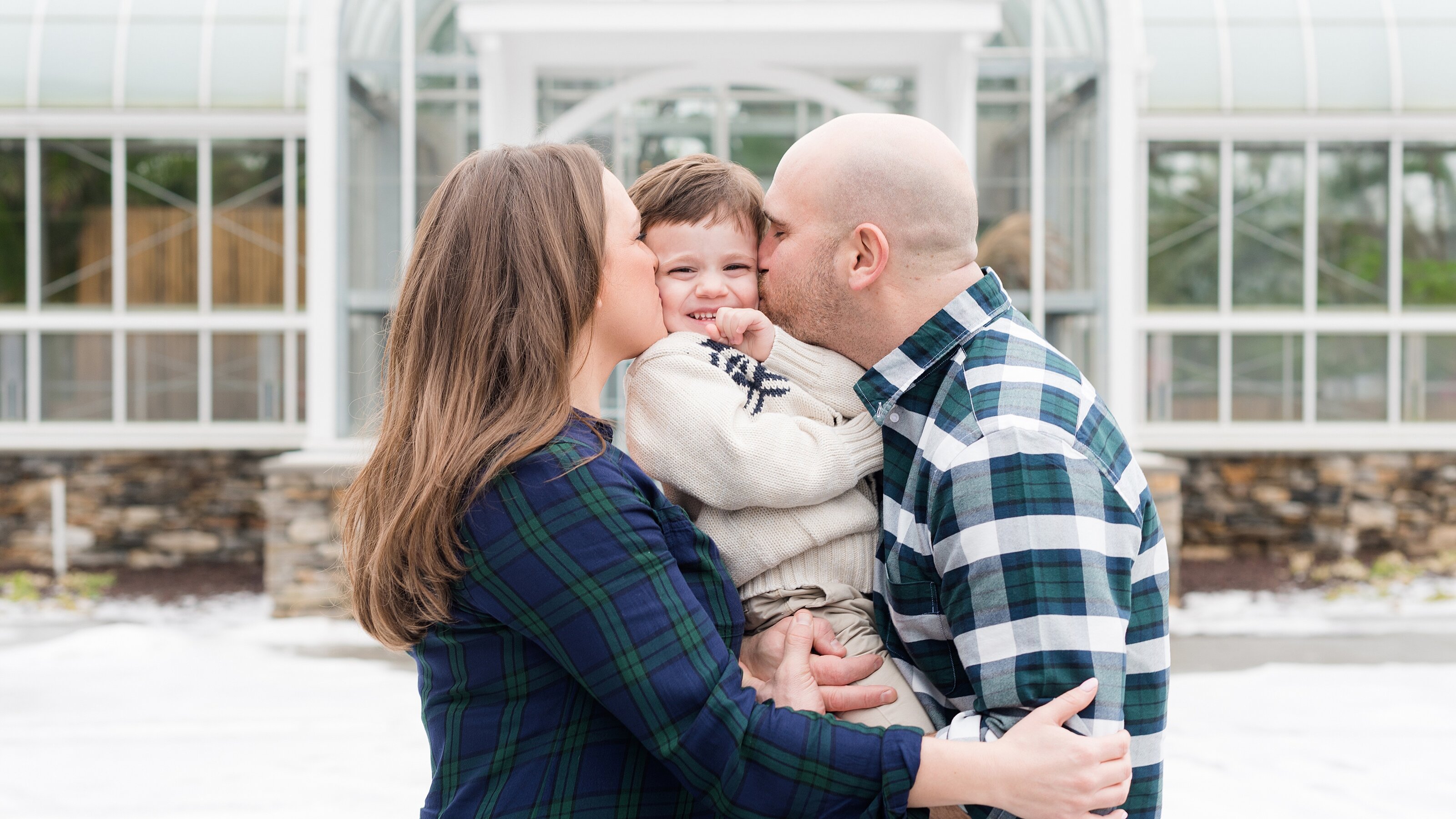 13_family-snuggles-in-plaid-blanket_winter-session_red-edit