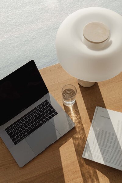 kaboompics_travertine-lamp-glass-of-water-magazine-29171