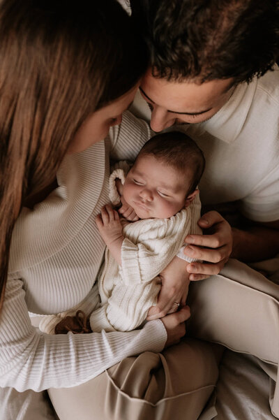 Gezin met pasgeboren baby tijdens newbornshoot