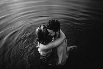 Couple amoureux dans un lac