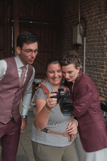 Bruidsfotograaf Bieyounique Trouwfotograaf toont een foto vanaf camera aan het bruidspaar die vol bewondering toekijkt.