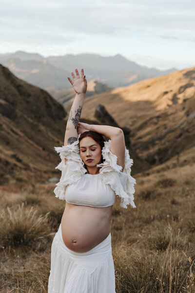 Outdoor maternity photos in stunning landscapes in Queenstown New Zealand