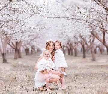 insta_mom_and_daughters_cherry_blossom