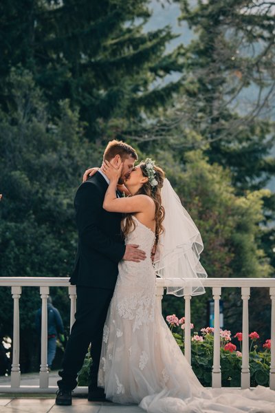 bride and groom kissing on the band stand in queenstown gardens